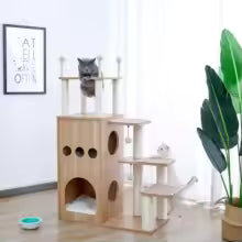 Arbre à chat en bois clair avec hamac et plateformes