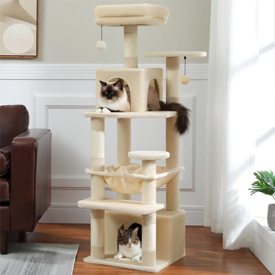 Grand arbre à chat beige multi niveaux avec niches, hamac et plusieurs chats dans un salon lumineux
