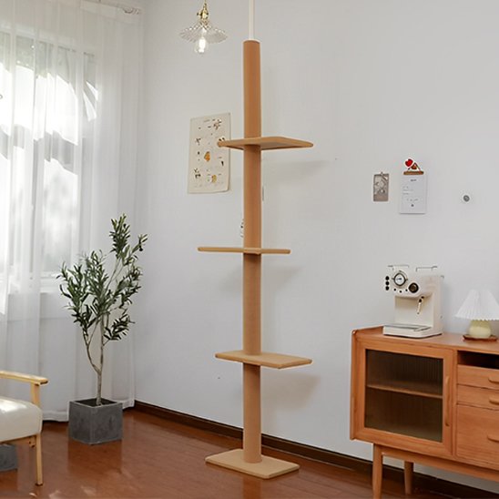 Arbre à chat minimaliste en bois avec plateformes verticales dans un intérieur moderne
