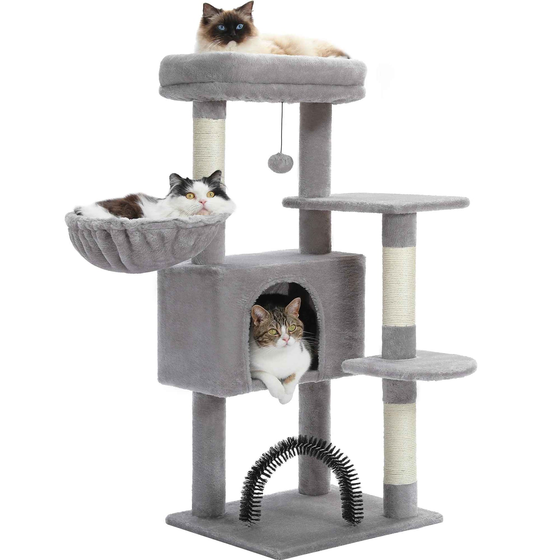 Arbre à chat gris clair avec niche, hamac, plateformes et plusieurs chats installés à différents niveaux
