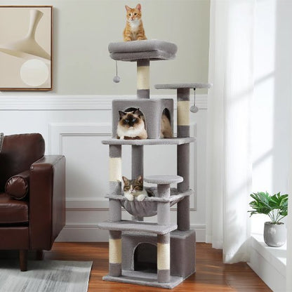 Grand arbre à chat gris multi niveaux avec niches, hamac et plusieurs chats installés dans un salon lumineux
