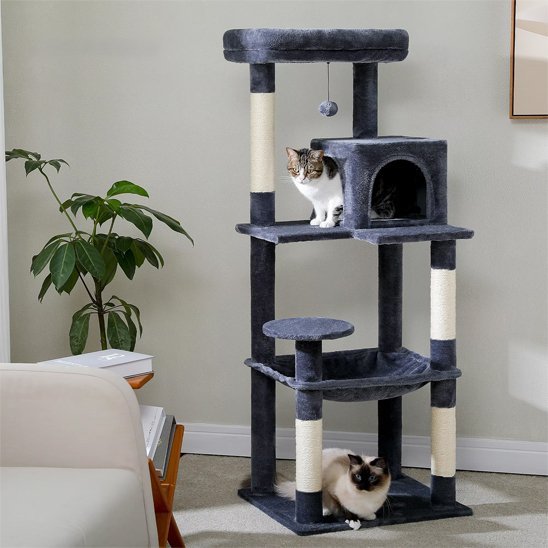 Arbre à chat gris avec niche, plateformes et deux chats dans un salon moderne
