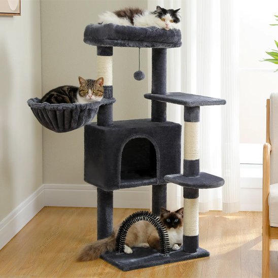 Arbre à chat gris multi niveaux avec niche, hamac, plateformes et plusieurs chats dans un salon lumineux
