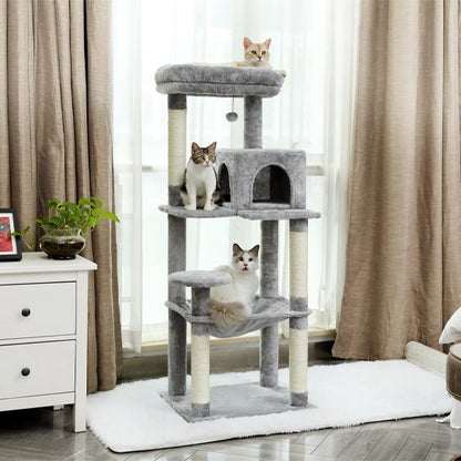 Arbre à chat gris avec trois chats, niches et plateformes installé devant une fenêtre lumineuse
