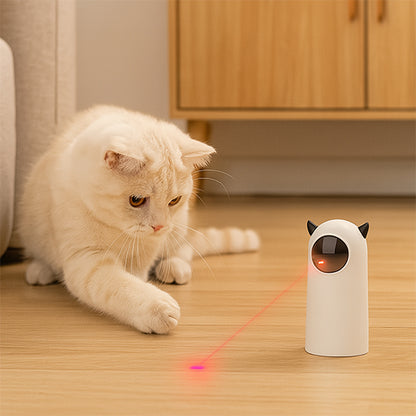 Chat observant un jouet laser automatique pour chat
