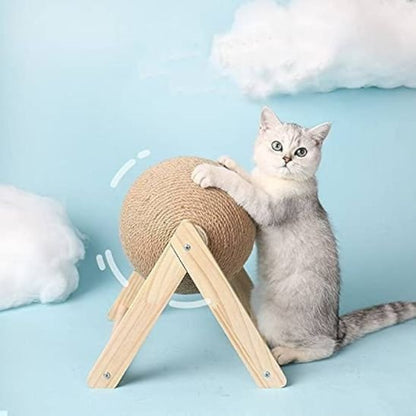 chat qui fait ses griffes sur un griffoir boule en sisal