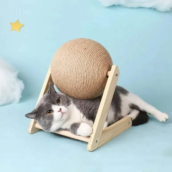 chat couché sous un griffoir boule en sisal