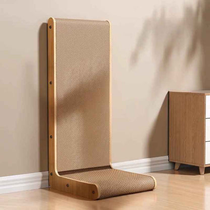 Grand griffoir en carton pour chat installé contre le mur
