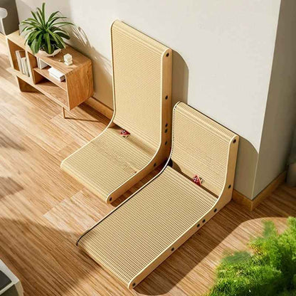Deux griffoirs en carton ondulé pour chat avec cadre en bois placés contre un mur dans une pièce lumineuse
