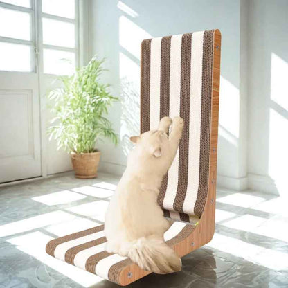 Chat faisant ses griffes sur un griffoir en carton vertical.
