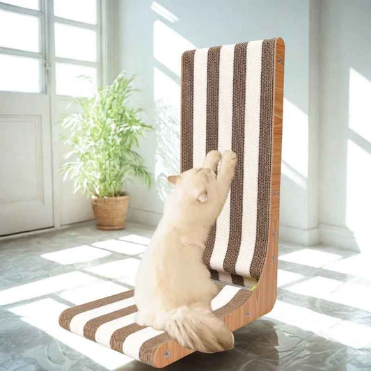 Chat faisant ses griffes sur un griffoir en carton vertical.
