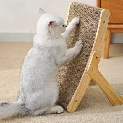 Chat  blanc utilisant un griffoir incliné en bois