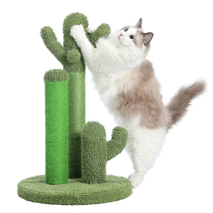 Chat clair grimpant sur un griffoir en forme de cactus vert présenté sur fond blanc
