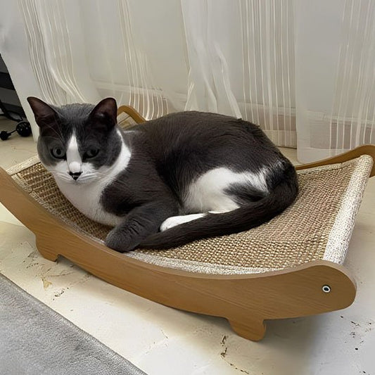 Chat gris et blanc couché sur un griffoir hamac en bois avec surface en sisal