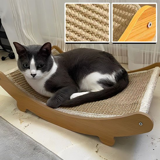 chat gris couché sur un griffoir chat design en bois avec surface en sisal