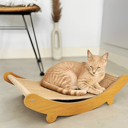 chat roux allongé sur un griffoir chat design en bois avec surface en sisal