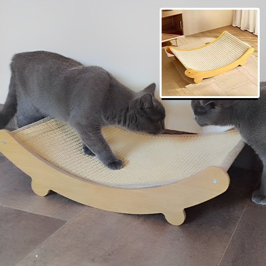 deux chats utilisant un griffoir chat design en bois avec surface en sisal