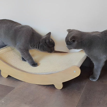 deux chats utilisant un griffoir chat design en bois avec surface en sisal