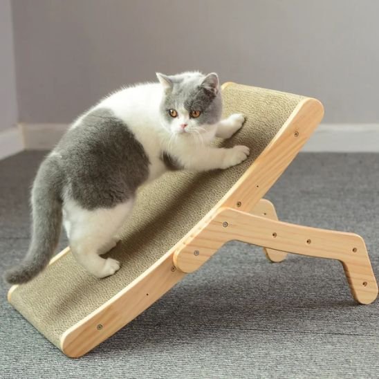 Chat utilisant un griffoir incliné en bois naturel