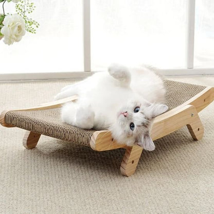 Chat couché sur un griffoir incliné en bois