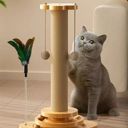Chat gris jouant avec des balles suspendues sur un griffoir chat en bois avec poteau en sisal
