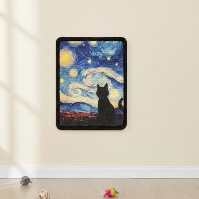 Griffoir mural pour chat avec motif artistique fixé au mur dans une pièce lumineuse
