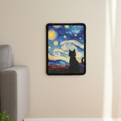 Griffoir mural pour chat avec motif artistique dans un salon moderne