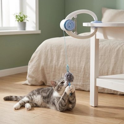 Jouet interactif pour chat fixé sous une table
