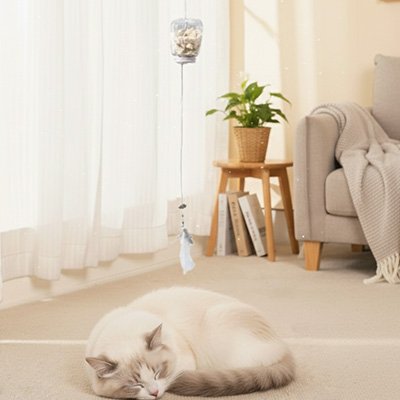 jouet interactif suspendu pour chat avec distributeur de friandises installé dans un salon pendant que le chat se repose