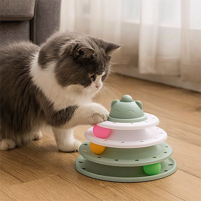 chat jouant avec tour interactive pour chat à balles