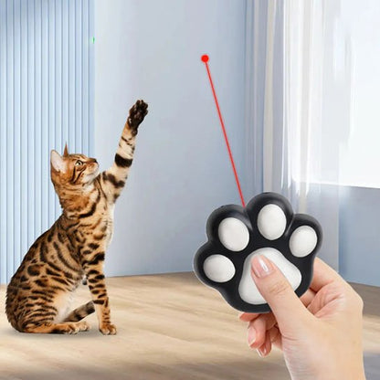 Laser pour chat en forme de patte avec faisceau rouge et chat en train de jouer