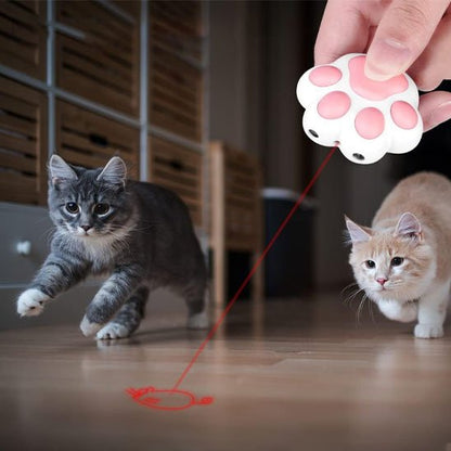 Deux chats jouant avec un laser pour chat en forme de patte