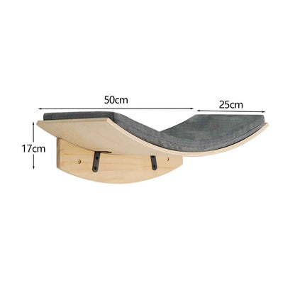 Plateforme murale courbée pour chat en bois avec surface antidérapante et dimensions indiquées pour l’installation
