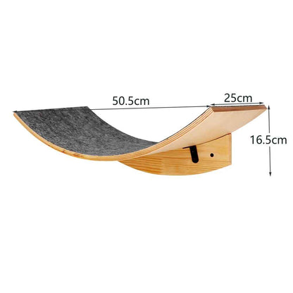 Plateforme murale courbée longue pour chat en bois avec surface antidérapante et dimensions indiquées pour la fixation
