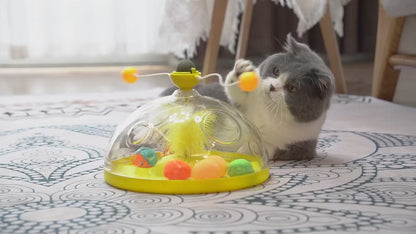 Chat jouant avec un jouet interactif à balles et ressort central
