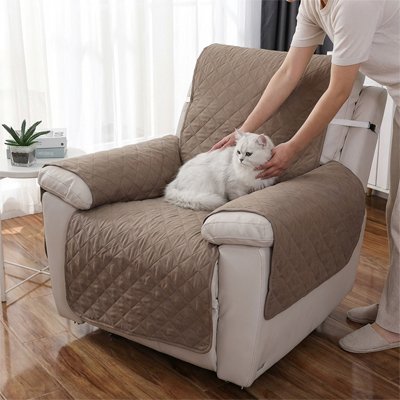 chat allongé sur protection canapé chat matelassée kaki pour fauteuil