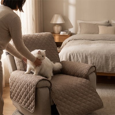personne installant protection canapé chat matelassée sur fauteuil