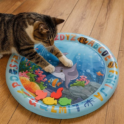 chat jouant sur tapis aquatique rempli d eau avec poissons colorés jouet interactif pour chat
