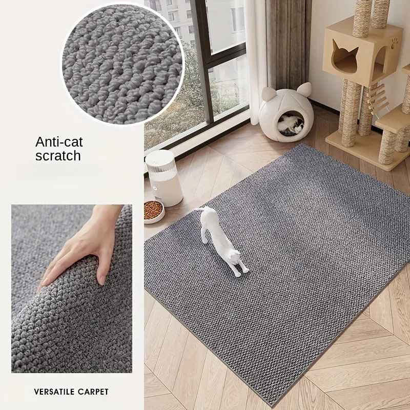 Tapis griffoir gris pour chat avec gros plan sur la texture résistante et vue d ensemble dans une pièce lumineuse
