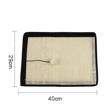 Tapis griffoir protecteur pour meuble avec dimensions 40 par 29 cm et balle suspendue
