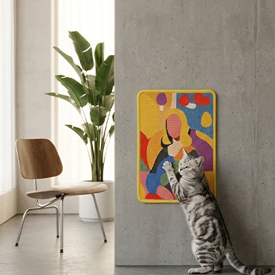 chat gris faisant ses griffes sur un tapis griffoir mural coloré fixé sur un mur